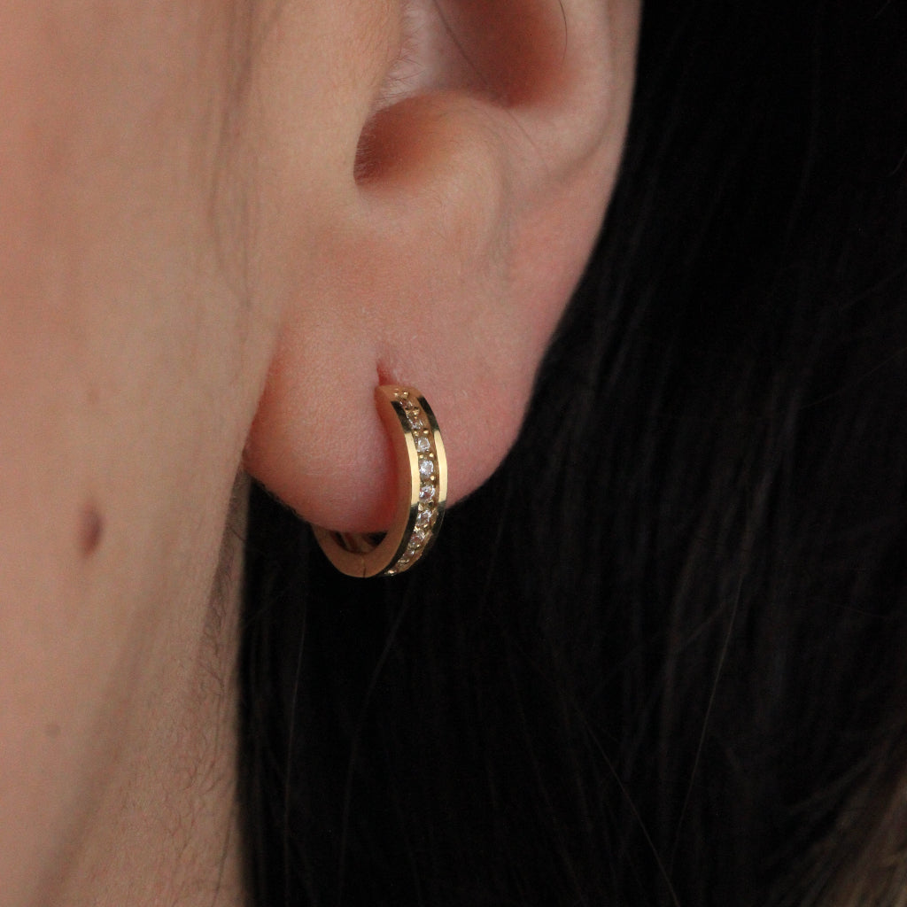 Pendientes de aro en oro amarillo de 18 quilates con un carril de circonitas.