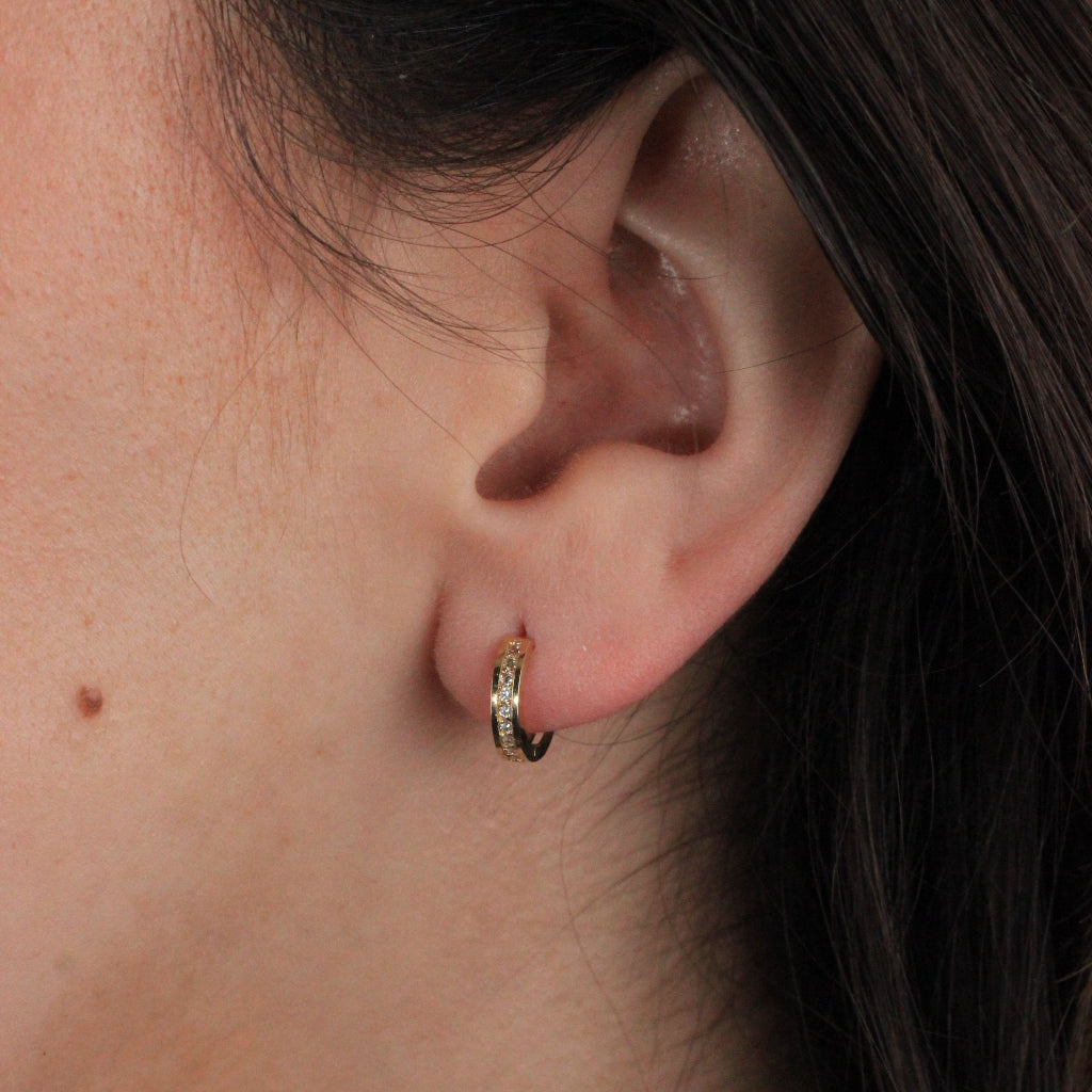 Pendientes de aro en oro amarillo de 18 quilates con un carril de circonitas.