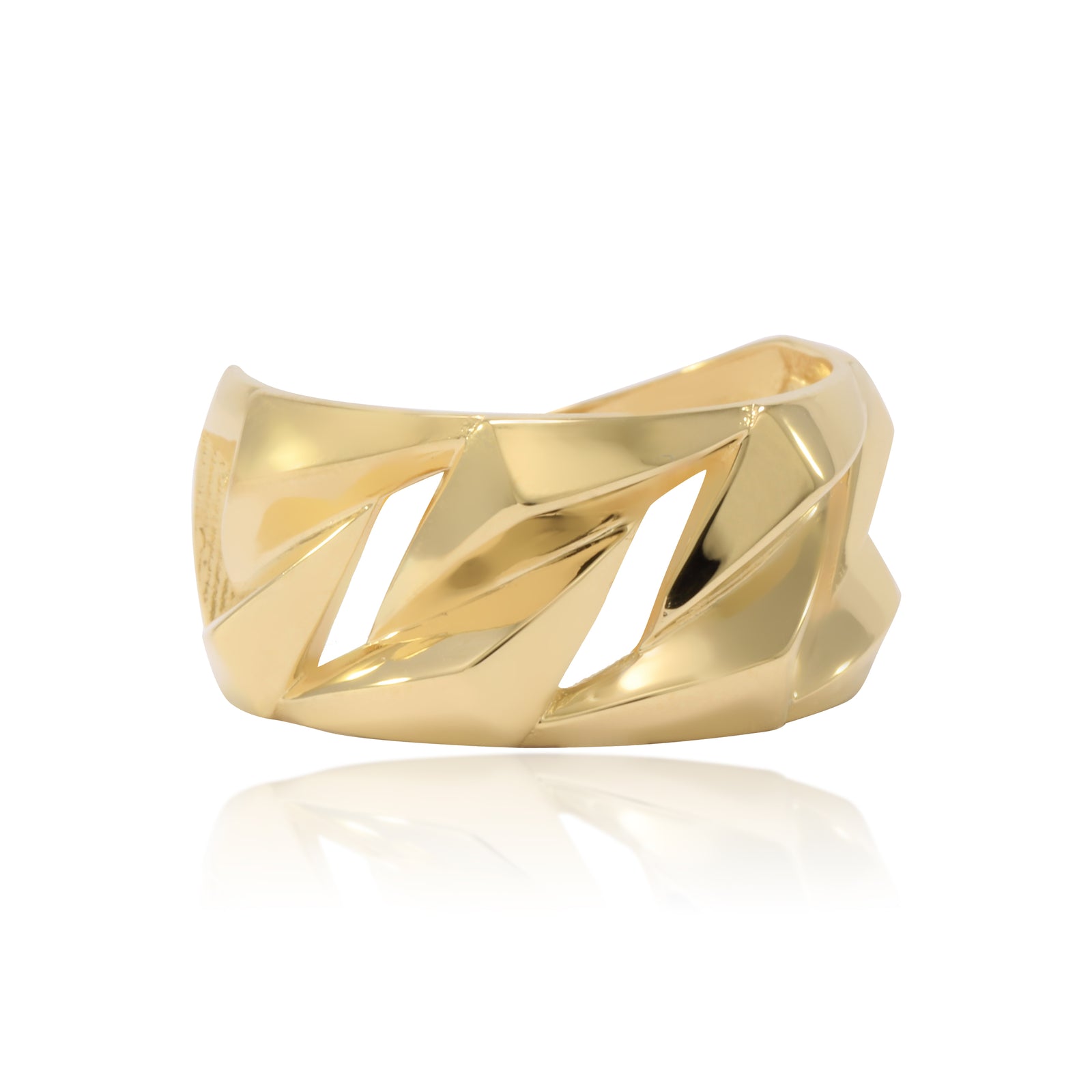 Sortija realizada en oro amarillo de 18 quilates con un diseño poligonal en relieve con huecos. El ancho del anillo es de 10mm.