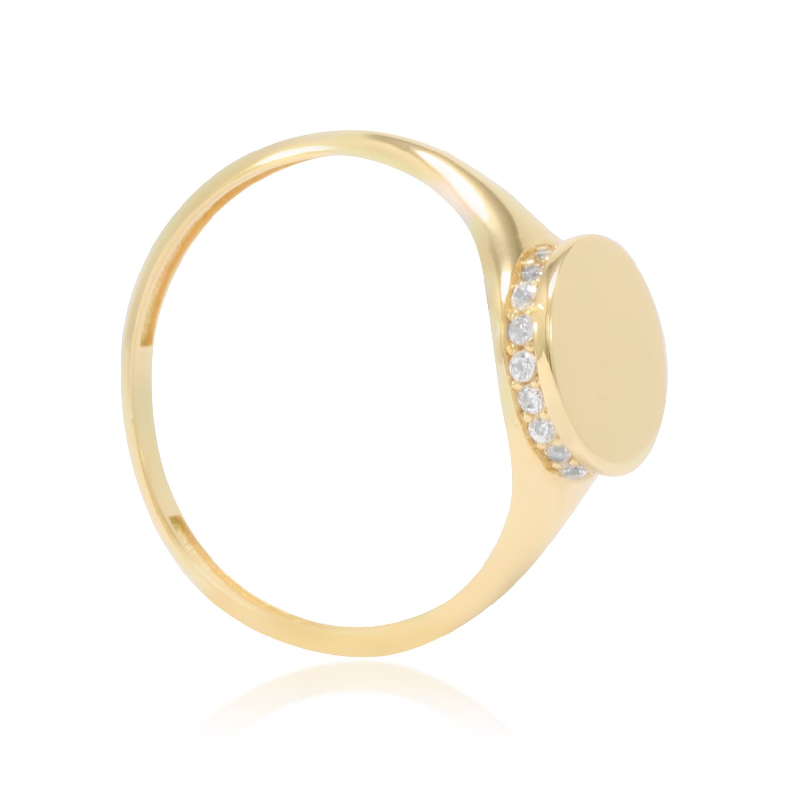 Sello para niña circular realizado en oro amarillo de 18 quilates y una orla de circonitas en altura.