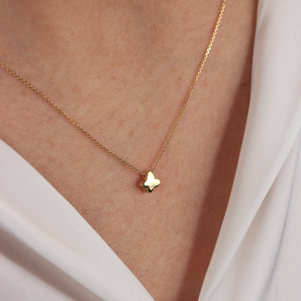 Gargantilla en oro amarillo de 18 quilates con un colgante de mariposa.