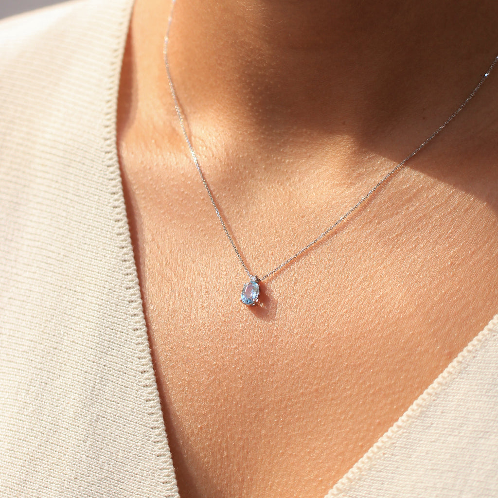 Collar con topacio azul y circonita