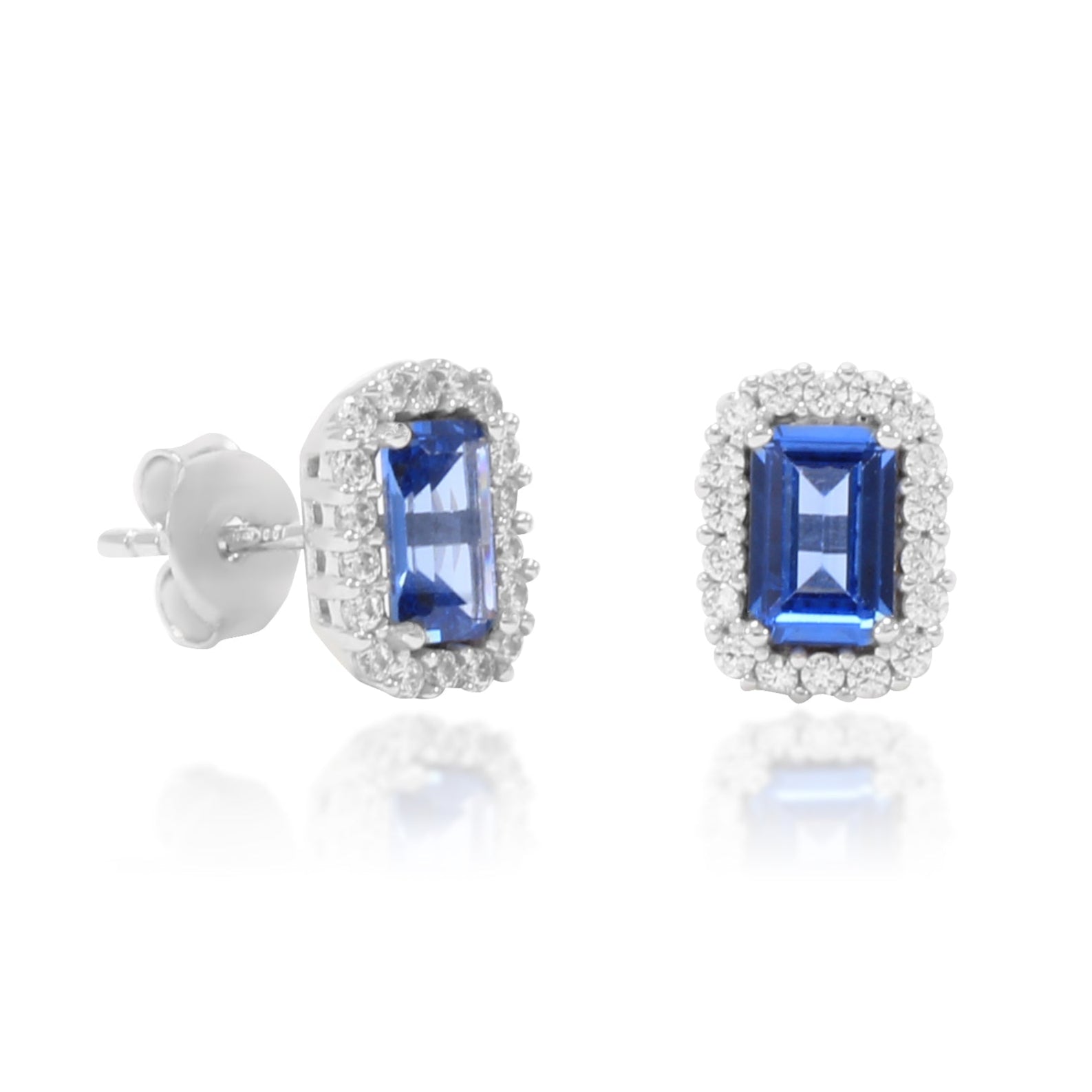 Pendientes de oro blanco de 18 quilates con una circonita azul con orla de circonitas incoloras.