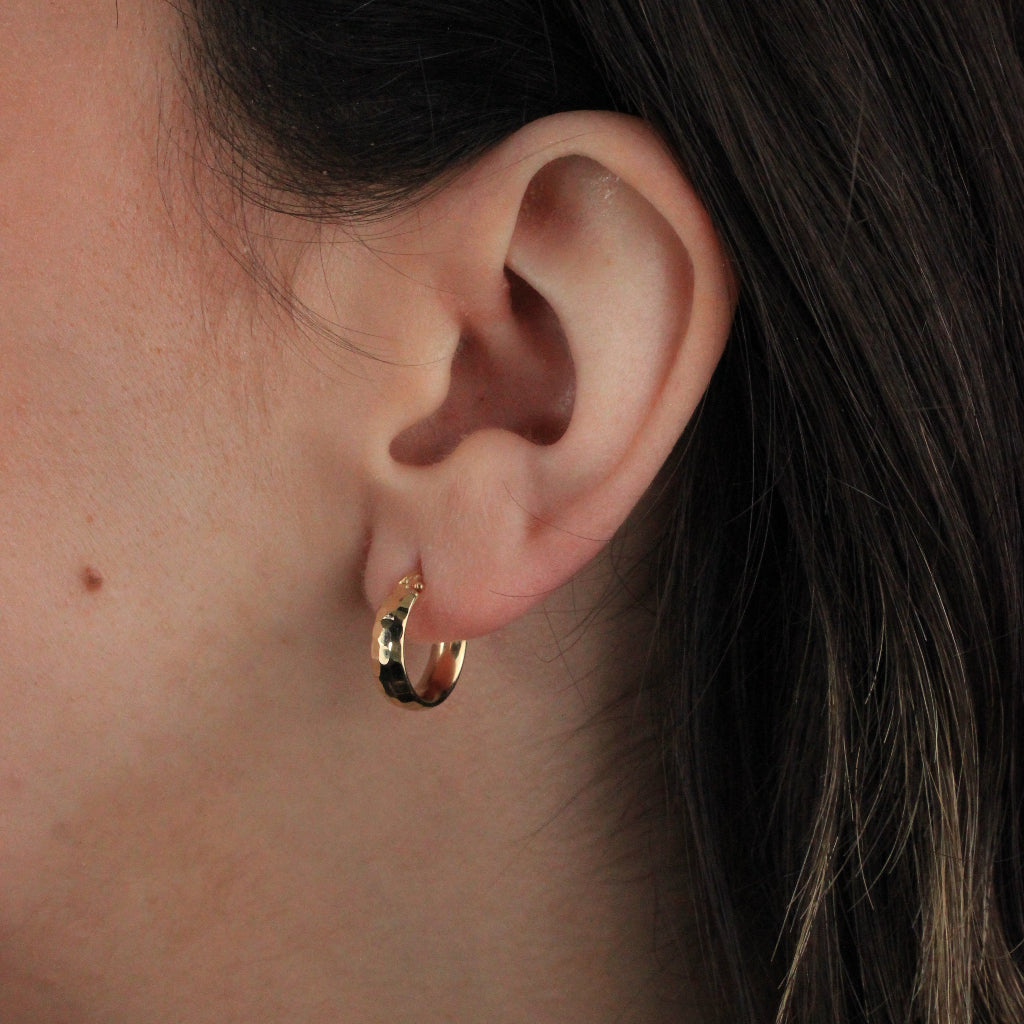 Pendientes de aro en oro amarillo de 18 quilates facetados hexagonalmente.