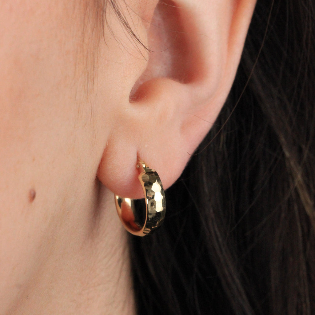 Pendientes de aro en oro amarillo de 18 quilates facetados hexagonalmente.
