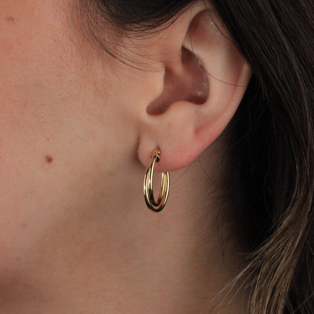 Pendientes de aro en oro amarillo de 18 quilates. El aro es doble con forma ovalada.