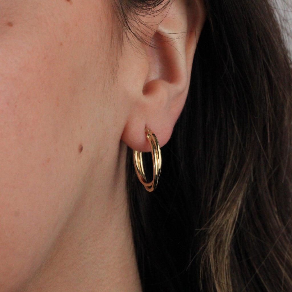 Pendientes de aro en oro amarillo de 18 quilates. El aro es doble con forma ovalada.