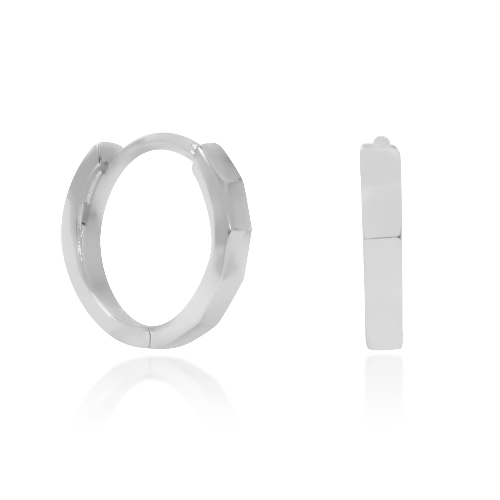 Pendientes de aro en oro blanco de 18 quilates facetados.