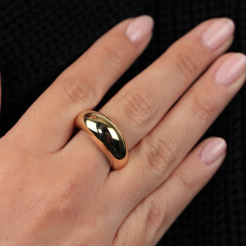 Sortija realizada en oro amarillo de 18 quilates con un estilo abombado.