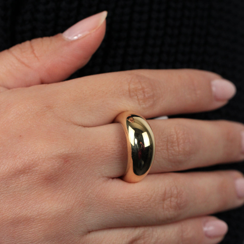 Sortija realizada en oro amarillo de 18 quilates con un estilo abombado.