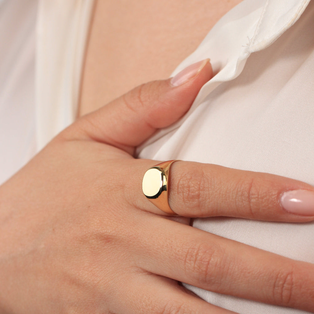 Sello circular realizado en oro liso amarillo de 18 quilates.