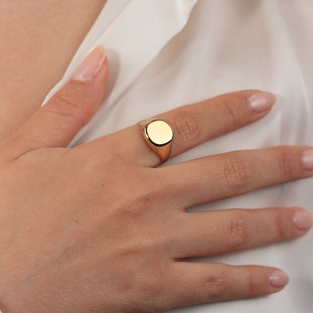 Sello circular realizado en oro liso amarillo de 18 quilates.