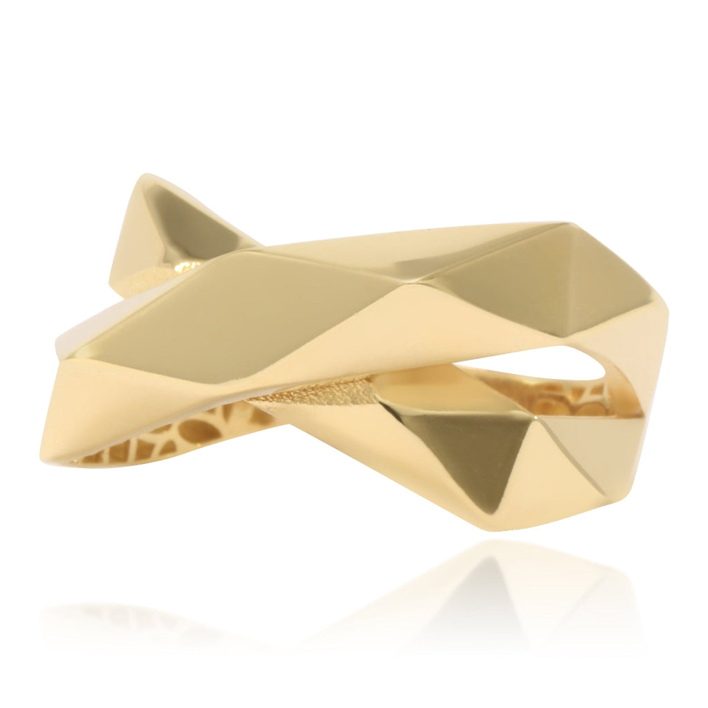 Sortija de oro amarillo de 18kt con dos brazos lisos facetados cruzados.
