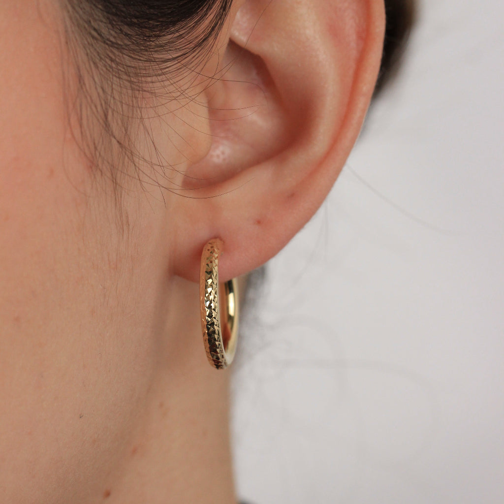 Pendientes de aro en oro amarillo de 18 quilates gruesos facetados.