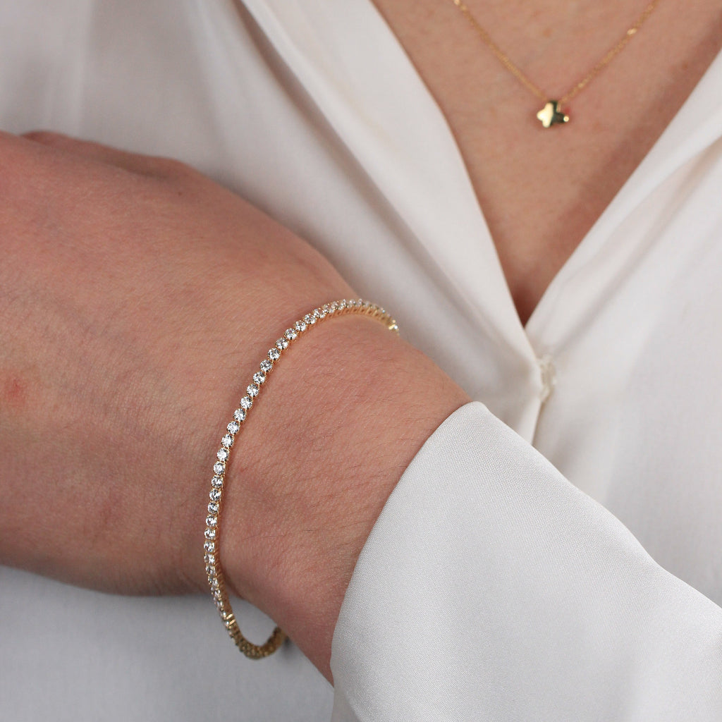 Pulsera realizada en oro amarillo de 18 quilates con circonitas incoloras.