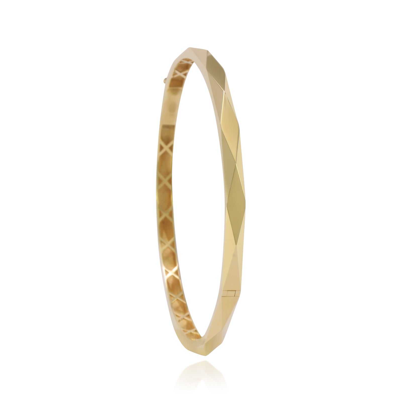 Pulsera rígida esclava realizada en oro amarillo de 18 quilates facetada en rombos.