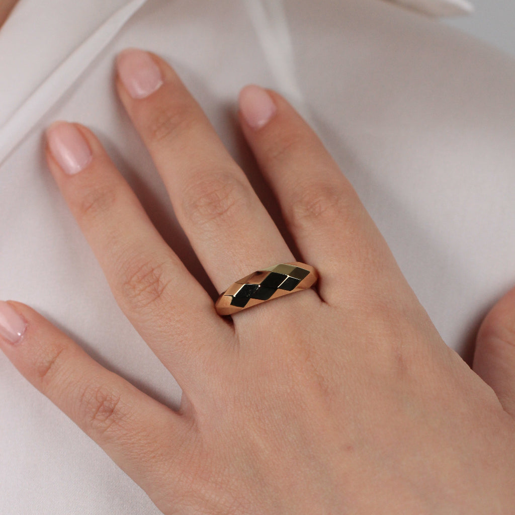 Sortija de oro amarillo de 18kt facetado en rombos.