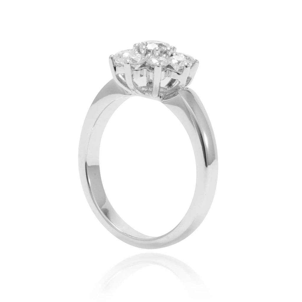 Anillo de roseta realizado en oro blanco de 18 quilates con diamantes talla brillante