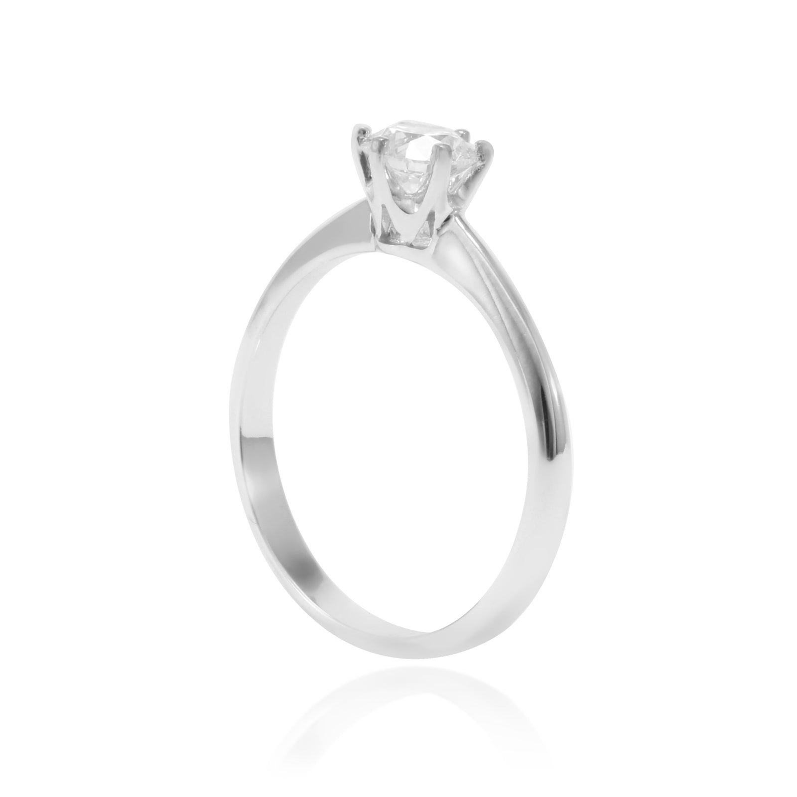 Anillo realizado en oro blanco de 18 quilates con un diamante solitario con seis garras