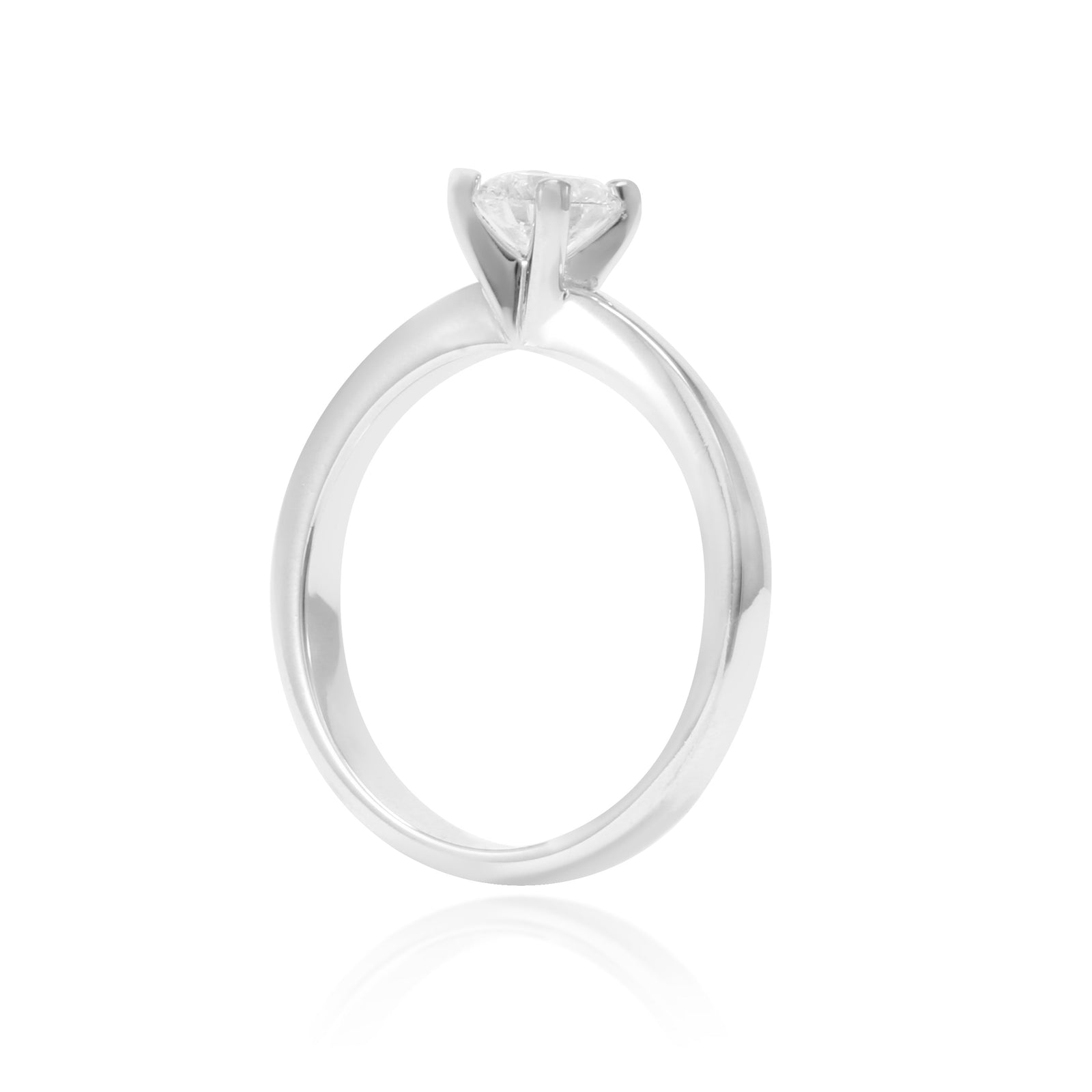 Anillo realizado en oro blanco de 18 quilates con un diamante solitario con cuatro garras