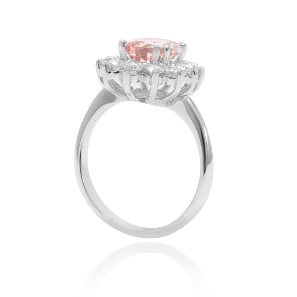 Anillo realizado en oro blanco de 18 quilates con una morganita central y una orla de diamantes