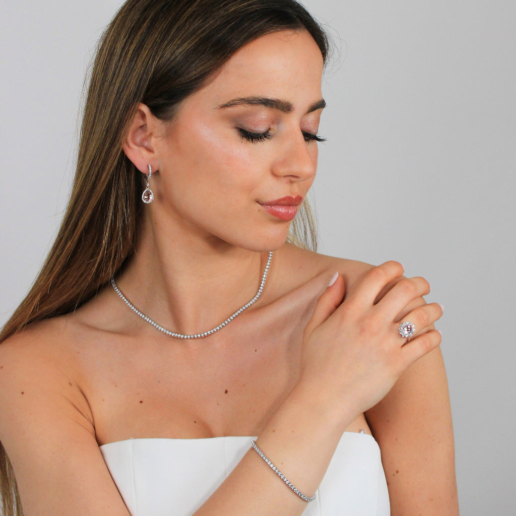 Anillo realizado en oro blanco de 18 quilates con una morganita central y una orla de diamantes. Joyería Pamplona