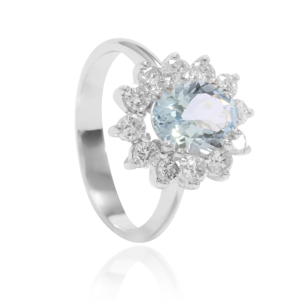 Anillo realizado en oro blanco de 18 quilates con una aguamarina central y una orla de diamantes