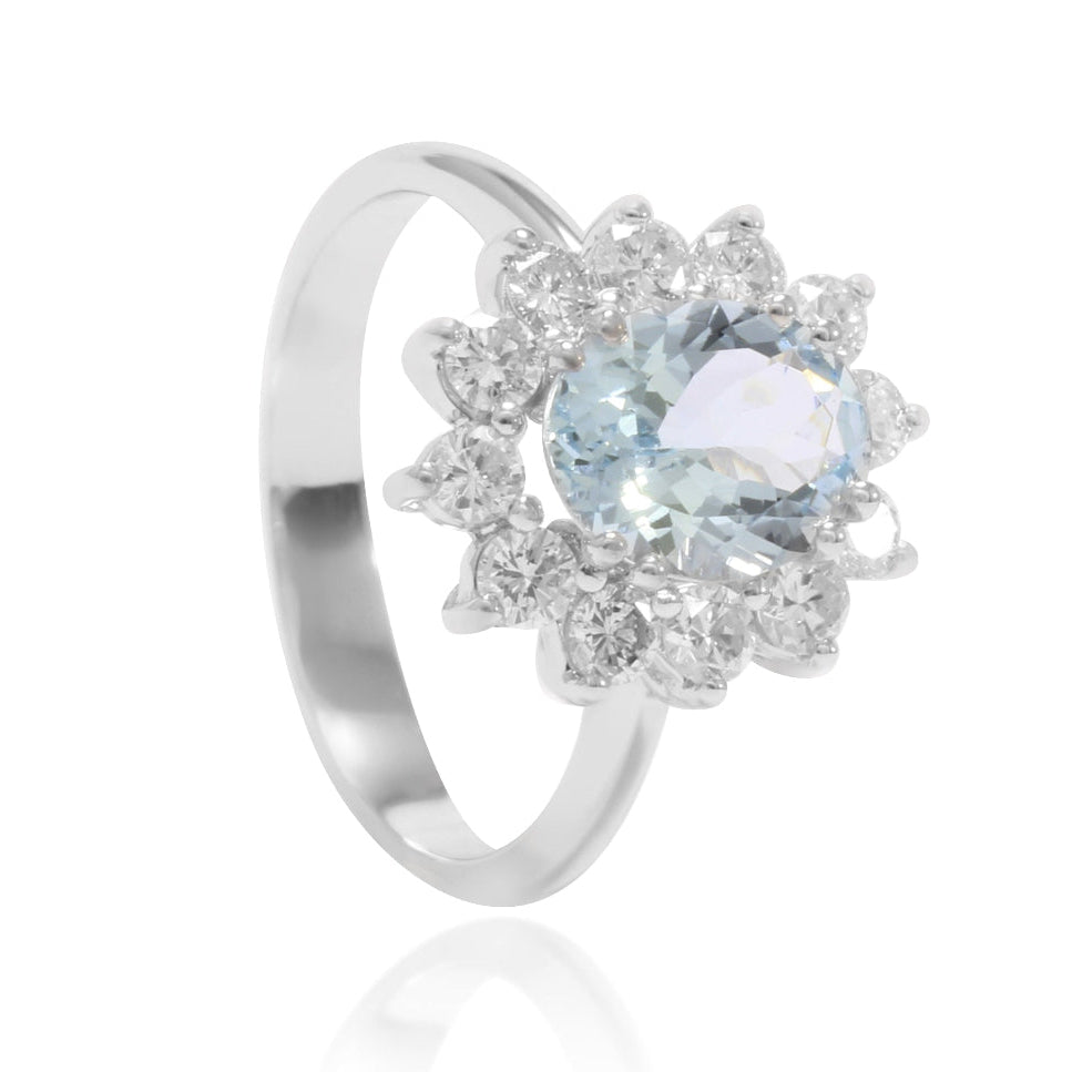 Anillo realizado en oro blanco de 18 quilates con una aguamarina central y una orla de diamantes