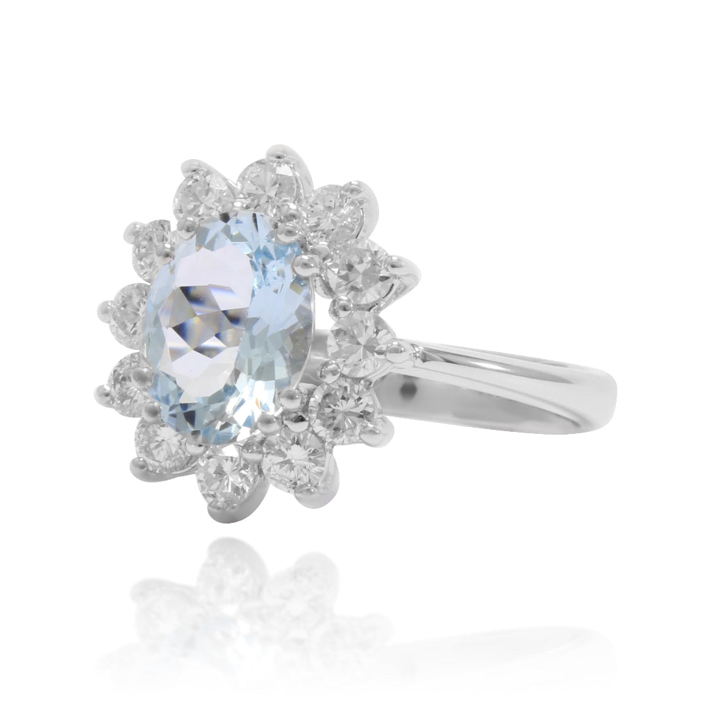 Anillo realizado en oro blanco de 18 quilates con una aguamarina central y una orla de diamantes