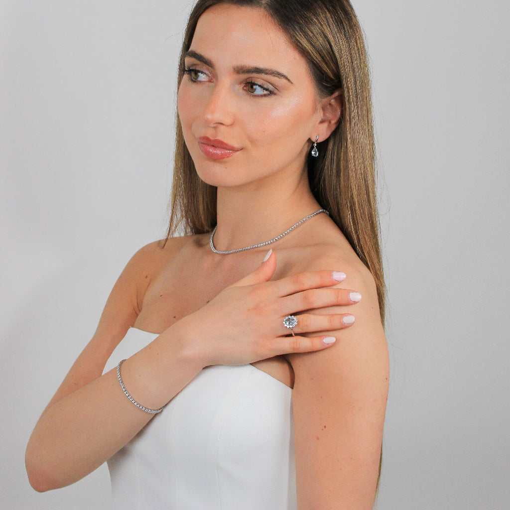 Anillo realizado en oro blanco de 18 quilates con una aguamarina central y una orla de diamantes. Joyería España