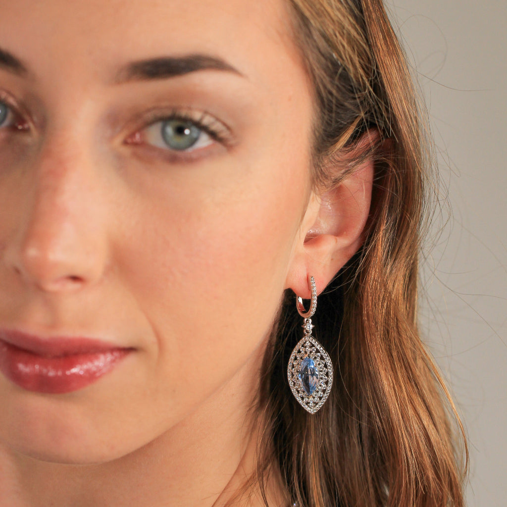 Pendientes de plata de primera ley largos con circonita azul e incolora