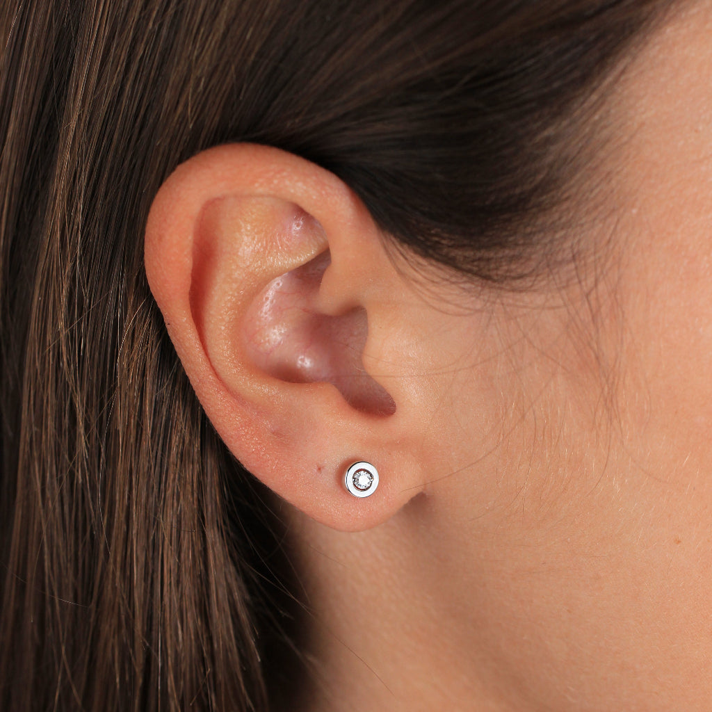 Pendientes de oro blanco de 18k con un diamante central