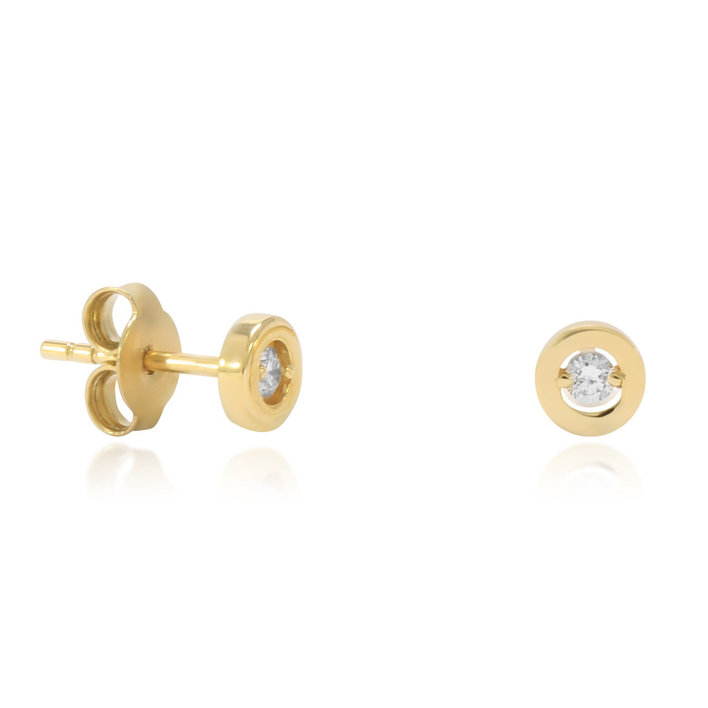 Pendientes de oro amarillo de 18 quilates con dos diamantes engastados en chatón. Joyería Pamplona