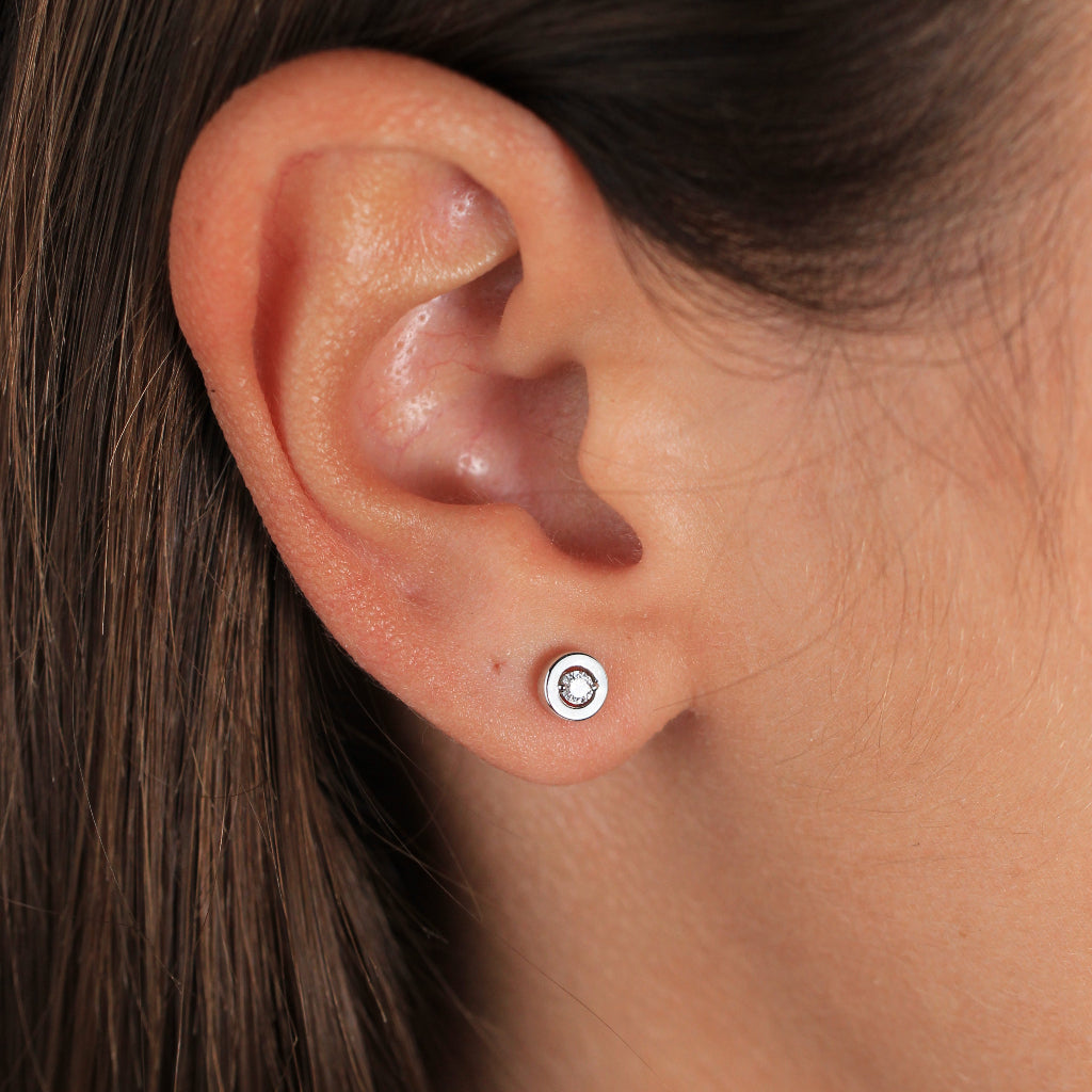 Pendientes de oro blanco de 18k con un diamante engastado en chatón