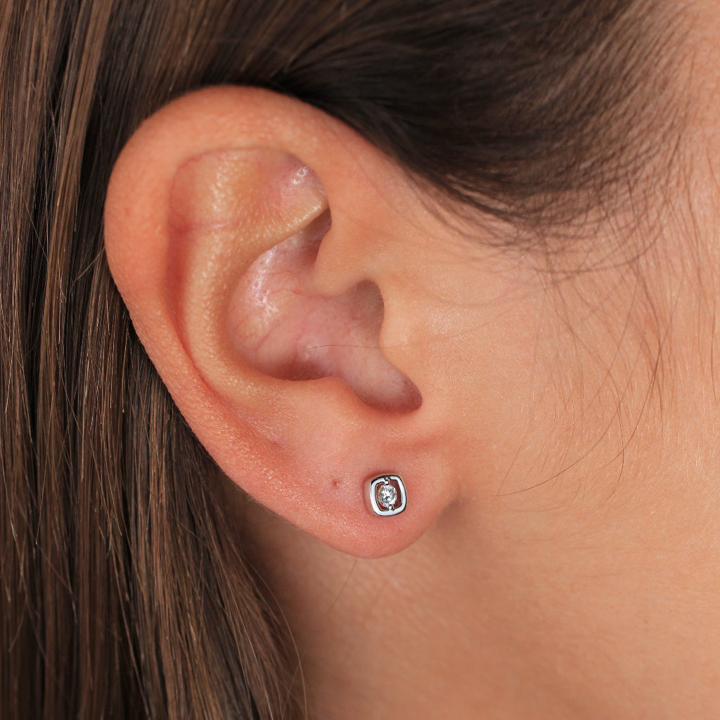 Pendientes pequeños de oro blanco de 18 quilates con un diamante solitario
