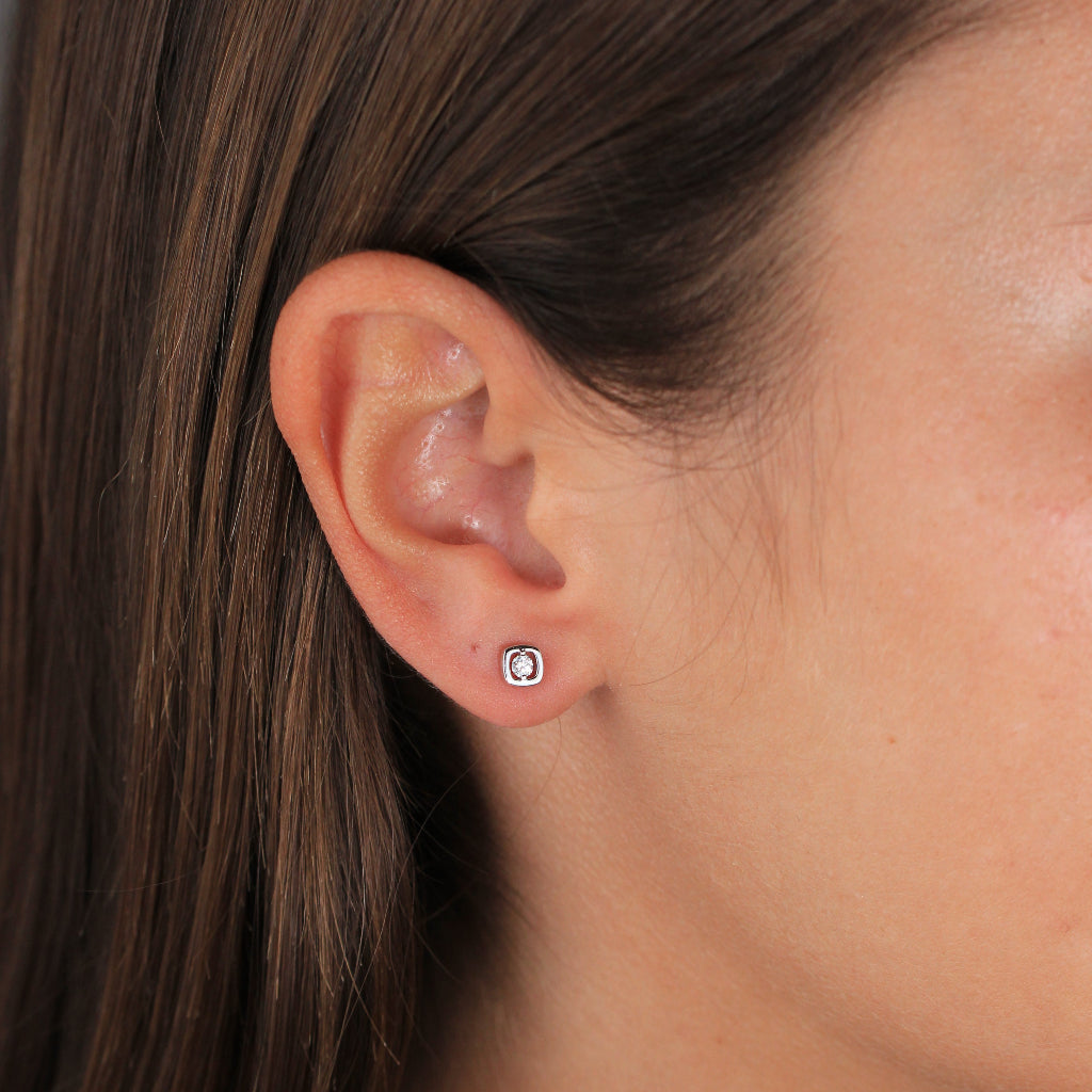 Pendientes pequeños realizados en oro blanco de 18 quilates con un diamante