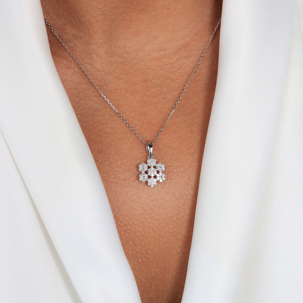 Collar de oro blanco de 18k con un colgante con diamantes en forma de flor