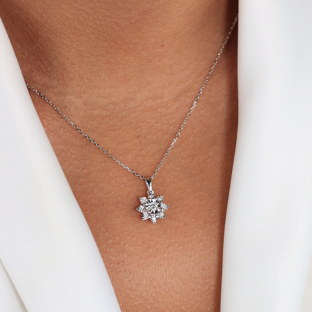 Collar realizado en oro blanco de 18 quilates con un colgante en forma de roseta con 9 diamantes. Joyería Pamplona