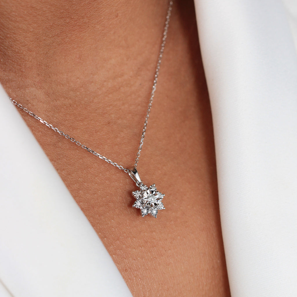 Collar realizado en oro blanco de 18 quilates con un colgante en forma de roseta con 9 diamantes. Joyería Pamplona