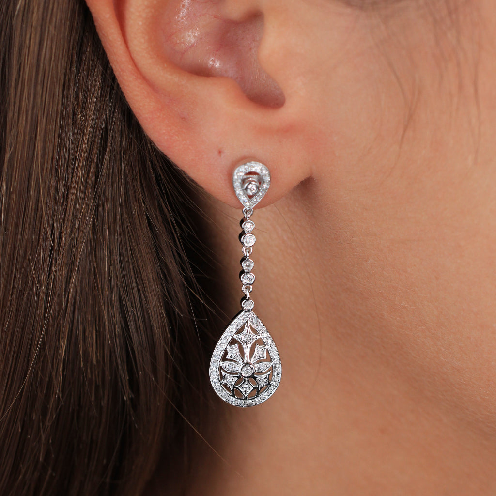 Pendientes largos de oro blanco de 18k con diamantes