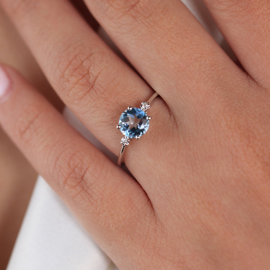 Sortija realizada en oro blanco de 18 quilates con un topacio azul y dos diamantes a los laterales. Joyería Pamplona