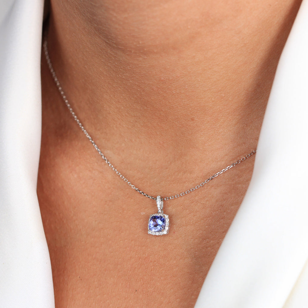 Collar realizado en oro blanco de 18 quilates con una tanzanita central y diamantes. Joyería Pamplona