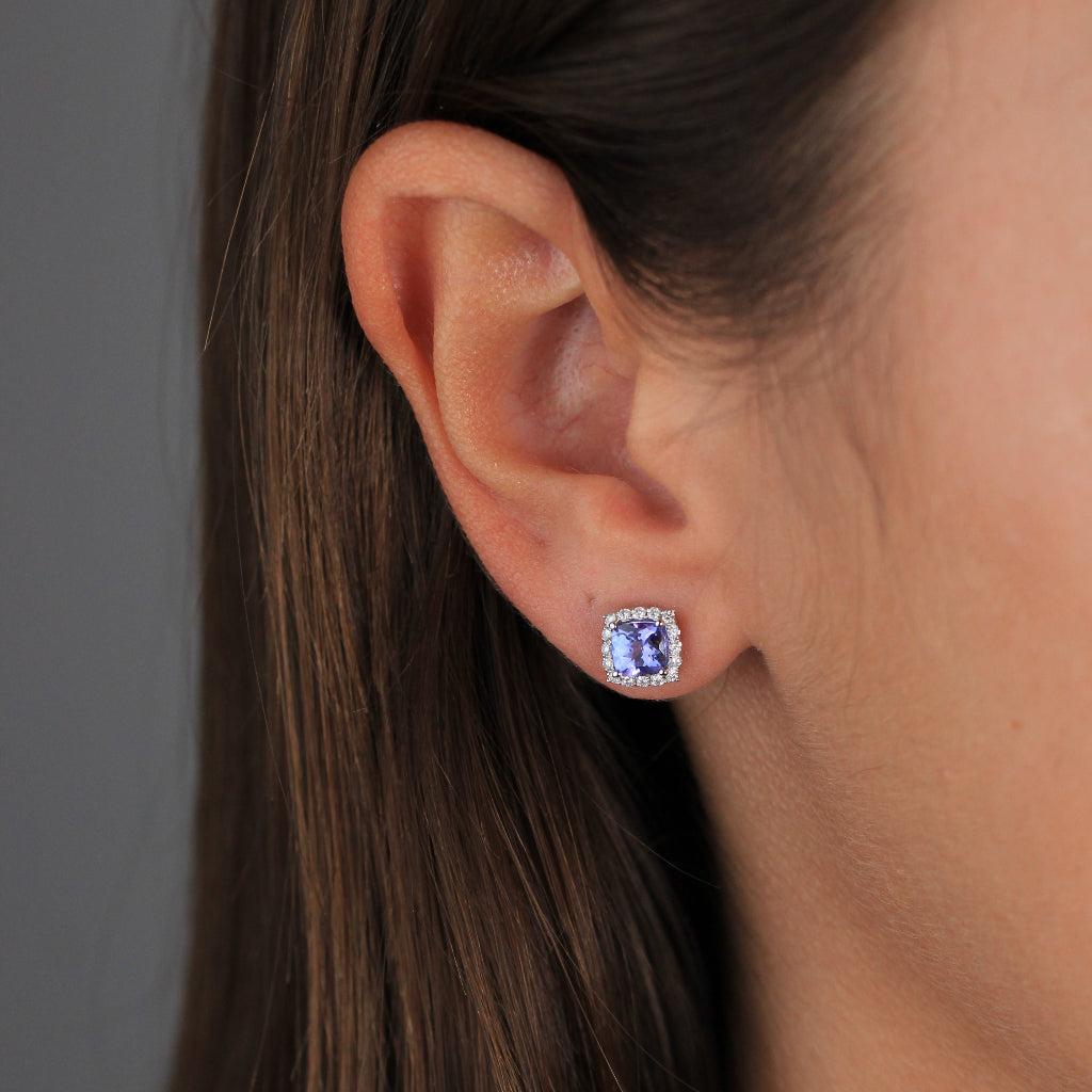 Pendientes de oro blanco de 18k con tanzanita central y orla de diamantes
