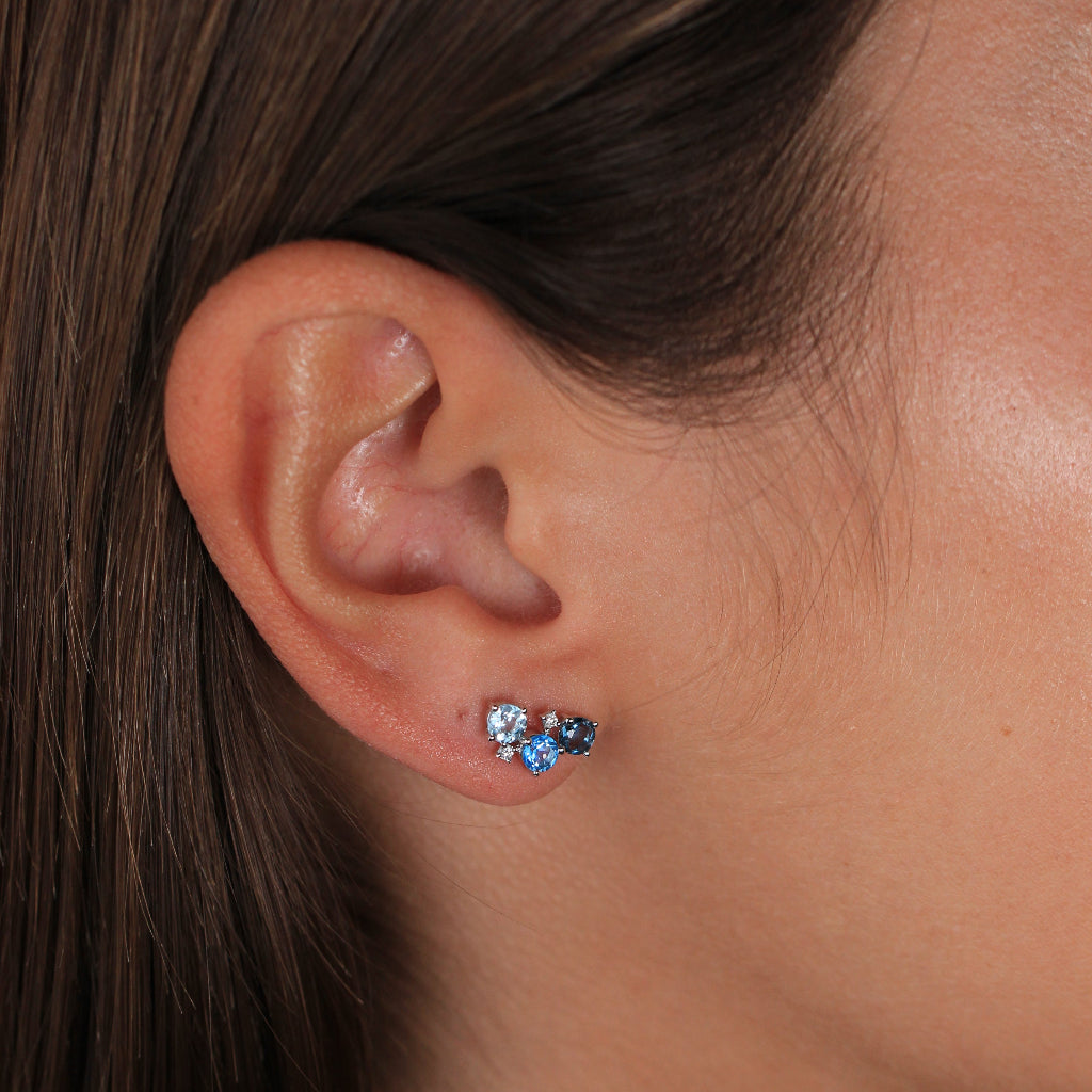 Pendientes de oro blanco de 18k con diamantes y topacios azules