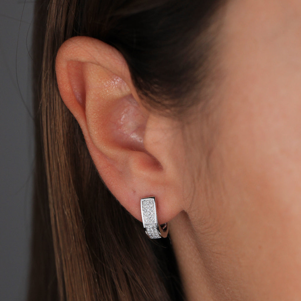 Pendientes de aro realizados en oro blanco de 18k con diamantes