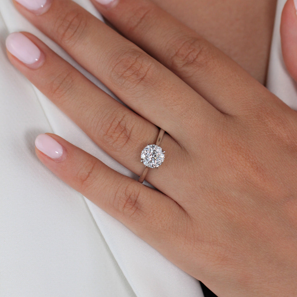 Sortija realizada en oro blanco de 18 quilates con diamantes. Joyería Pamplona