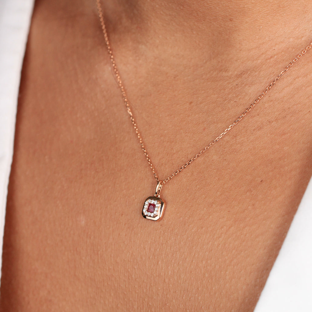 Collar realizado en oro rosa de 18 quilates con un colgante con un rubí y diamantes. Joyería Pamplona