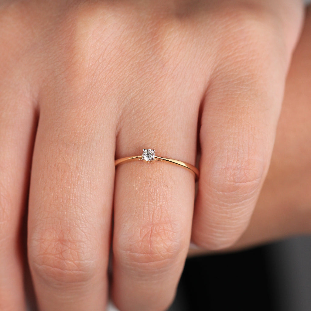 Sortija realizada en oro amarillo de 18 quilates con un diamante solitario. Joyería Pamplona