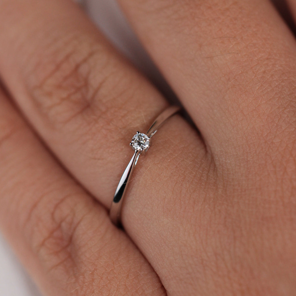 Sortija realizada en oro blanco de 18 quilates con un diamante solitario. Joyería Pamplona