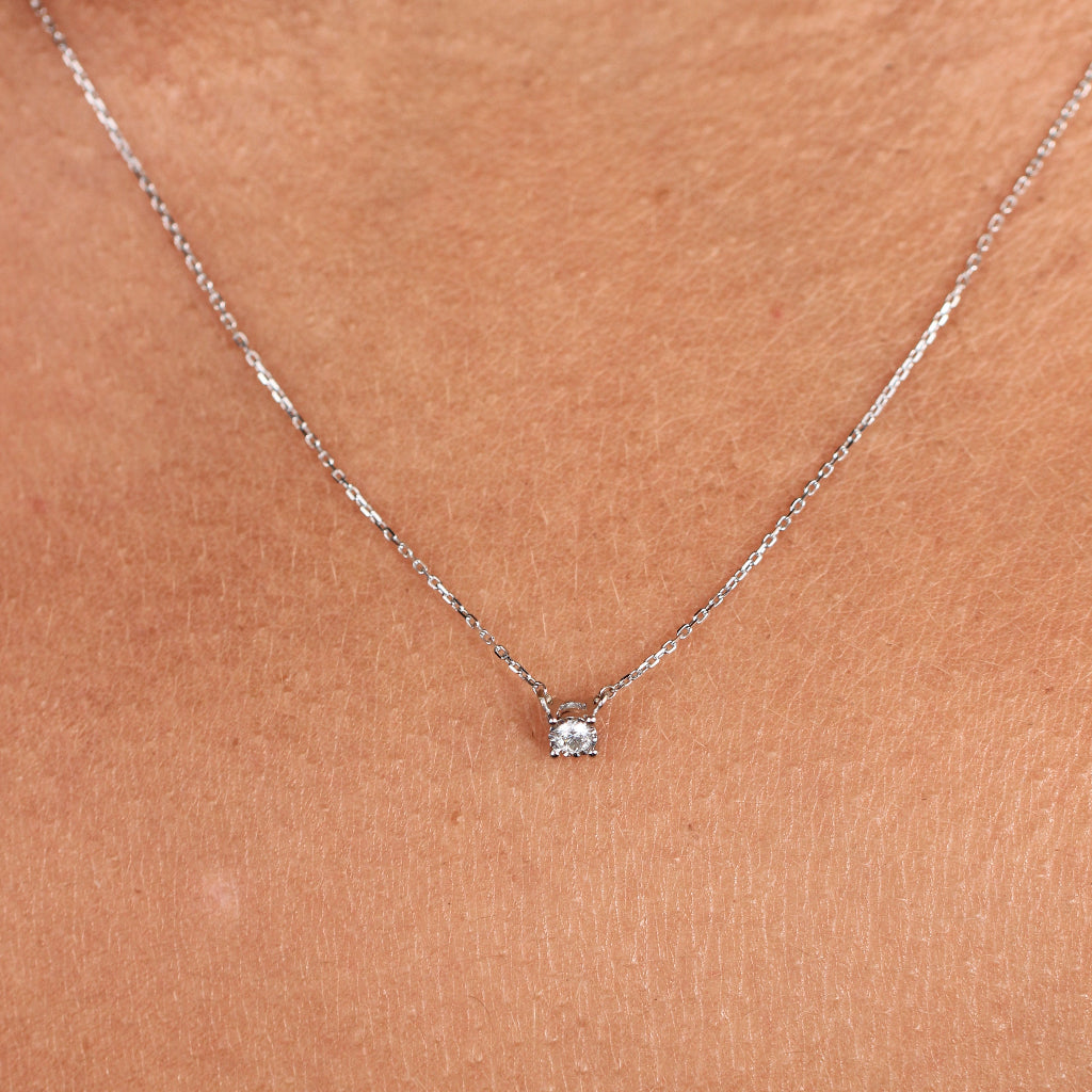 Collar realizado en oro blanco de 18 quilates con un diamante. Joyería Pamplona